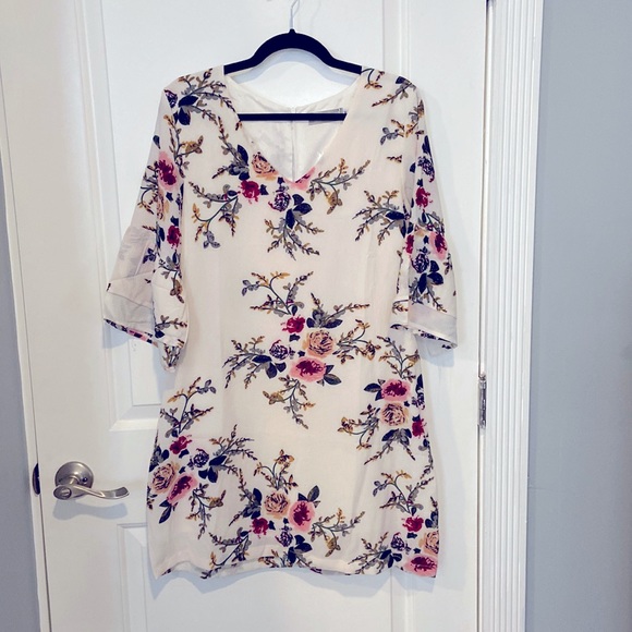 Belongsci White Floral Vneck Bell Sleeve Shift Dress - Picture 3 of 9